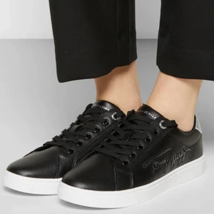 Superfina tommy hilfiger skor  - Säljer mina näst intill oanvända nya skor från tommy hilfiger då jag tyvärr råkat köpa fel storlek. Superfina och passar perfekt nu till sommaren. Storlek 38. Buda eller köp direkt för 450 + frakt💕