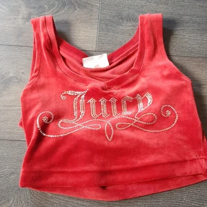 Juicy topp - Juicy topp röd aldrig använt köpte den förra året och den är ny. Härligt att ha på sommaren ❤️