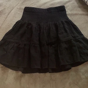 Kjol - Svart kjol i fint skick, köpt i slutet av förra sommaren så inte använd mer än 3 gånger. Säljer då den inte kommer till användning💕 70kr+frakt