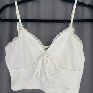 Snyggt sommar linne! - Perfekt gulligy linne för sommaren! Änvänt få gånger och säljer då den är för liten💖