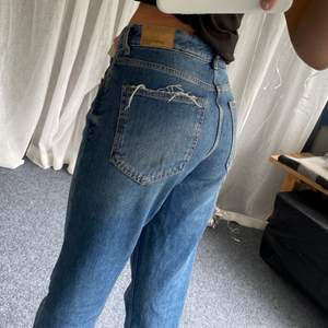 Säljer dessa mörkblåa jeans från Gina Tricot, strlk 36. Säljer för 150kr, köparen står för frakten💞🌸
