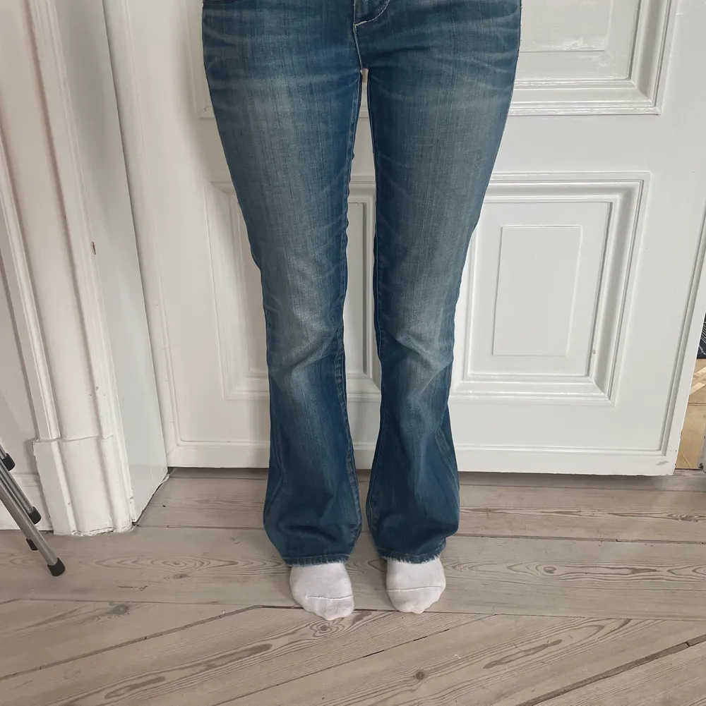 Säljer mina as fina lågmidjade bootcut jeans som tyvärr börjar bli försmå. Köpta på zalando men säljs inte längre💕 passar mig på längden som är ca 162. Jeans & Byxor.
