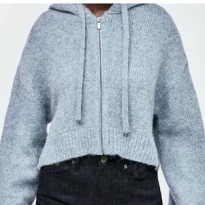 Stickad kofta - Säljer denna stickade kofta från Zara i storlek S. Vid fler bilder eller frågor skriv till mig🫶🏼
