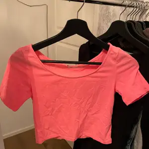 Neon top i storlek S. Lappen är bortklippt men vet att den är i storlek S🫶🏼 Skriv för fler bilder eller frågor