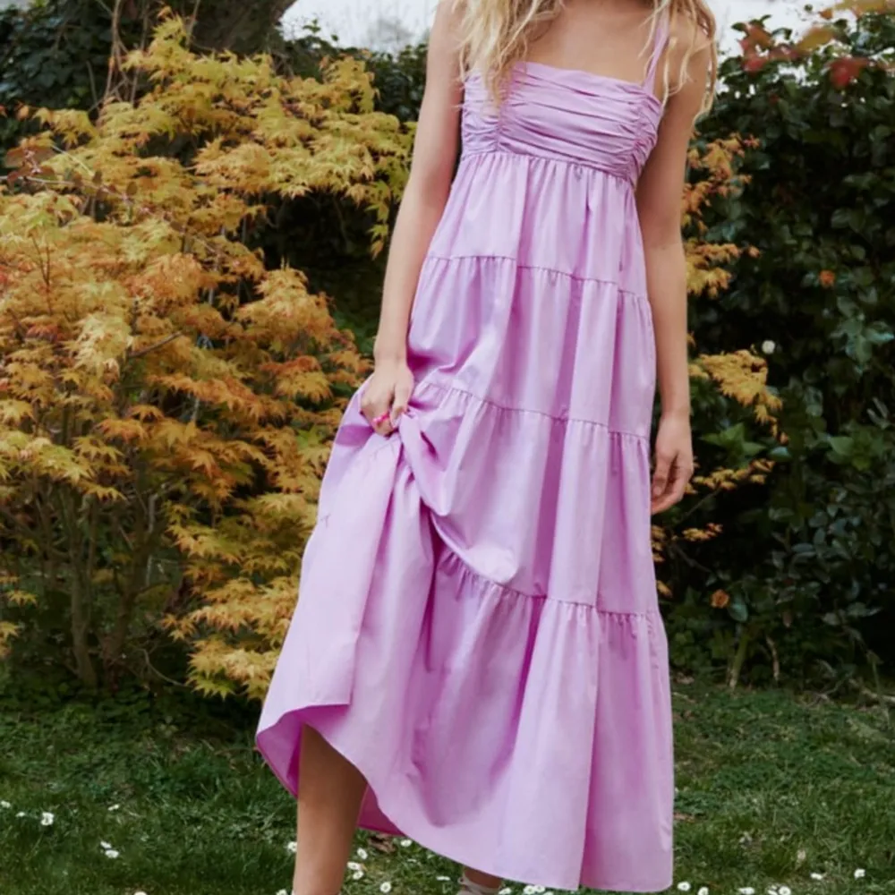 Säljer min rosa lång klänning i storlek S, aldrig använd klänningen och köpte den för ca 3 veckor sedan. Klänningen är ifrån ZARA och helt slutsåld på hemsidan! Nyskick!!💓 . Klänningar.