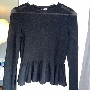 Glittrig topp - Glittrig tight topp med volang❤️❤️Andvänd ett fåtal gånger!!