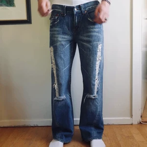 True Religion Jeans Utsvängda - Nyskick - oanvända!   De var lite för korta för mig, väldigt snygga med relativt lågt i midjan och bagy över fötterna. Även snyggt med högt i midjan och tajt!  32 i längd 33 i midjan