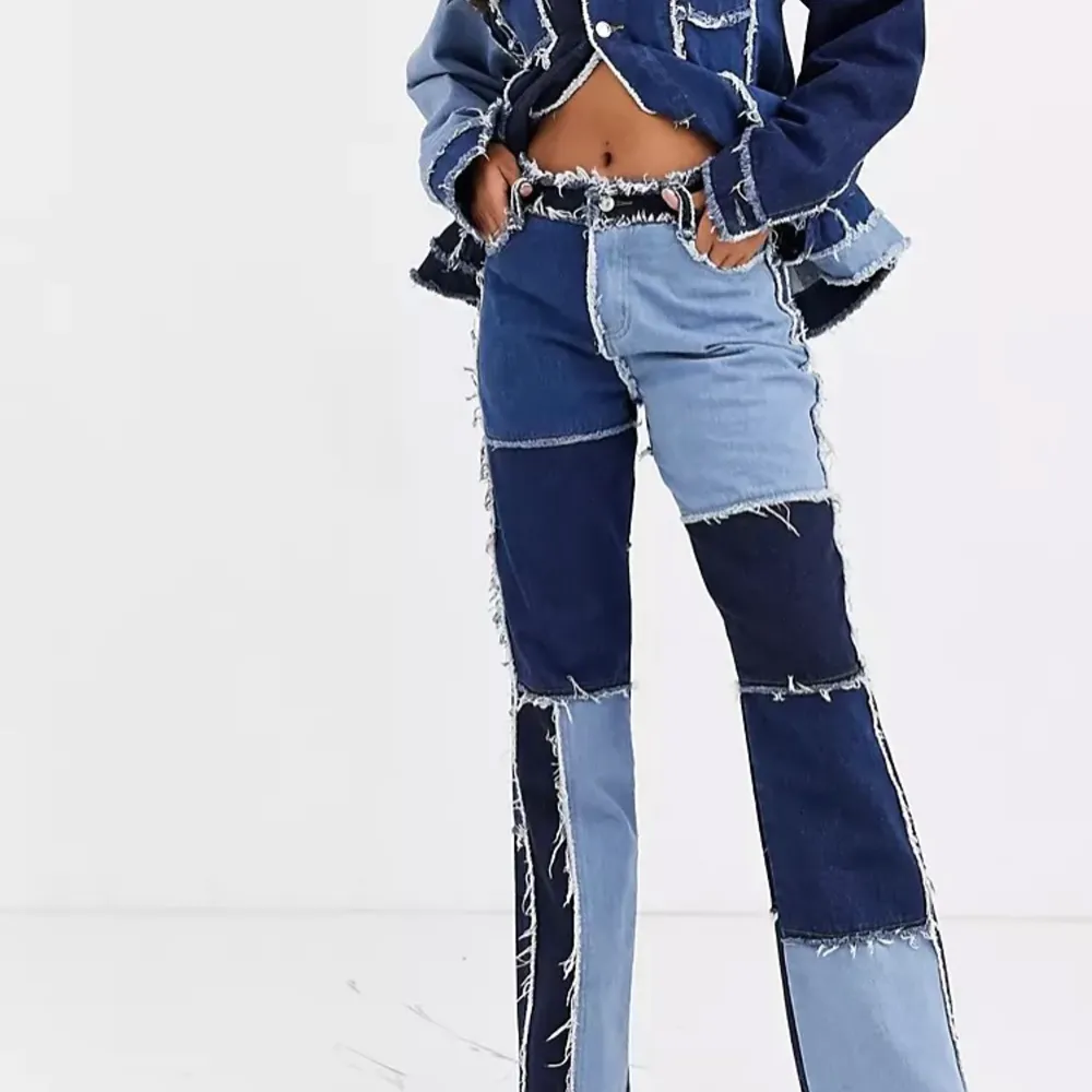 Patched jeans från JDL i boyfriend modell knappt använda, nypris 800kr. Jeansen är svin coola och passar till det mesta men dom sitter inte perfekt på mig och används därför inte. FRAKT ÄR INTR 100% VID INTRESSE KONTAKTA MIG PRIS GÅR ALLTID ATT DISKUTERA. Jeans & Byxor.