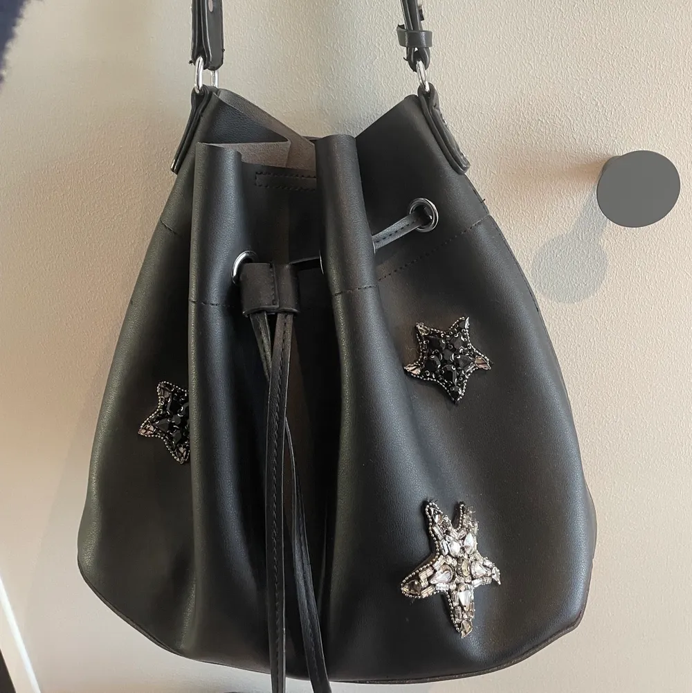 Säljer denna coola handväska med stjärnor på! . Accessoarer.