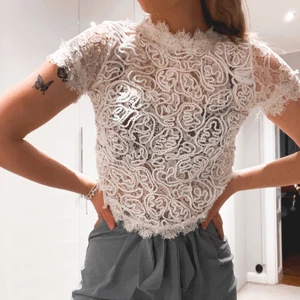 Spett topp  - Säljer denna spetts topp. En vit och väldigt cool topp! Storlek S. 