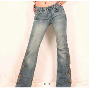 Y2K jeans som sitter som smäcken, tänker typ på Shakira tidigt 00 🎀