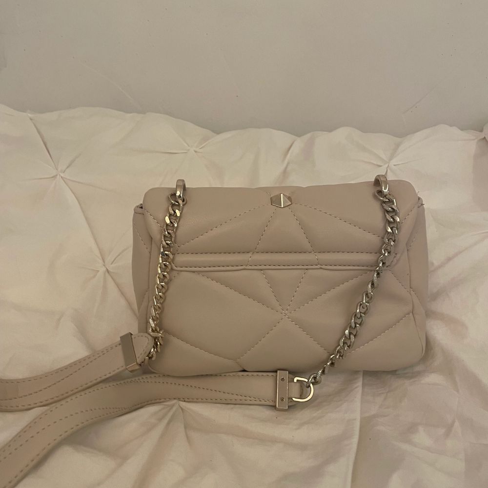 Säljer min jätte fina väska från zara. Köpt 20e december men använd bara 1 gång för på julafton fick jag en valentino väska då den den har inte varit använd sen dess. Väska har inga defekter eller skador. Köpt för 350kr. Väskor.