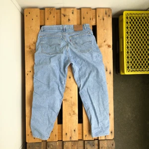 Levis loose fit 38x30 - Levis loose fit 38x30. Väldigt urtvättade men fortfarande stabila. Inga hål. Smalnar av vid foten.
