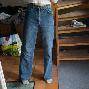 Snygga vida jeans från zara❣️ dem är ”raw” nertill så det går att klippa dem till en önskad längd. Jag är 175cm för referens🥰 sparsamt använda. 