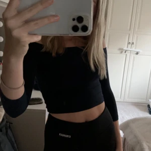 Cropp top - Säljer en marinblå off sholder cropp topp från holliste, kortare ärmar. I storlek S