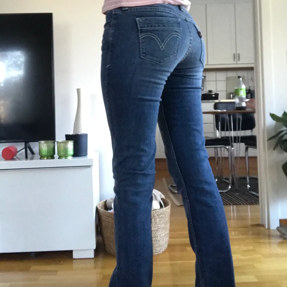 Intressekoll på ett par lågmidjade bootcut jeans från Levis!! Om fler är intresserade blir det budgivning . Jeans & Byxor.