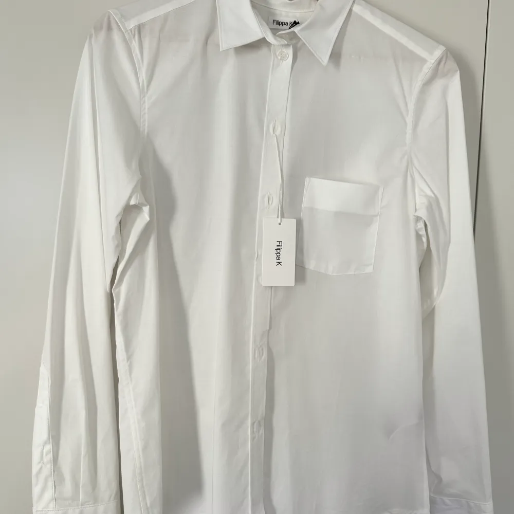 En skjorta i bomull med 4% elastan från Filippa K. Inköpt på Zalando för ett år sedan, men inte kommit till användning tyvärr.. Skjortor.