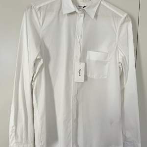 En skjorta i bomull med 4% elastan från Filippa K. Inköpt på Zalando för ett år sedan, men inte kommit till användning tyvärr.