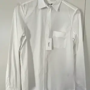 En skjorta i bomull med 4% elastan från Filippa K. Inköpt på Zalando för ett år sedan, men inte kommit till användning tyvärr.