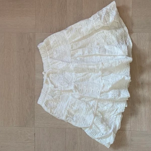 Volang kjol - Lite sen bild🥴 Men jätte fin kjol från zara barn! Prislapp kvar! 