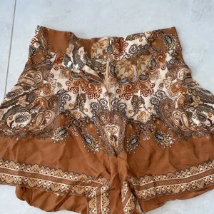 H&M  - I jätte bra skicka, lite högmidjad, värdigt bekväm 