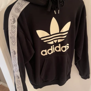 Hoodie från Adidas - Hoodie från Adidas i storlek XS Fint skick! Säljs pågrund av garderobsrensning.  Nypris ca 700kr