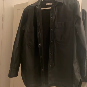 Carin Wester oversized skinnjacka  - En Carin Wester oversized skinnjacka. Aldrig använt har fortfarande prislappen kvar. Köpt den för 499kr 