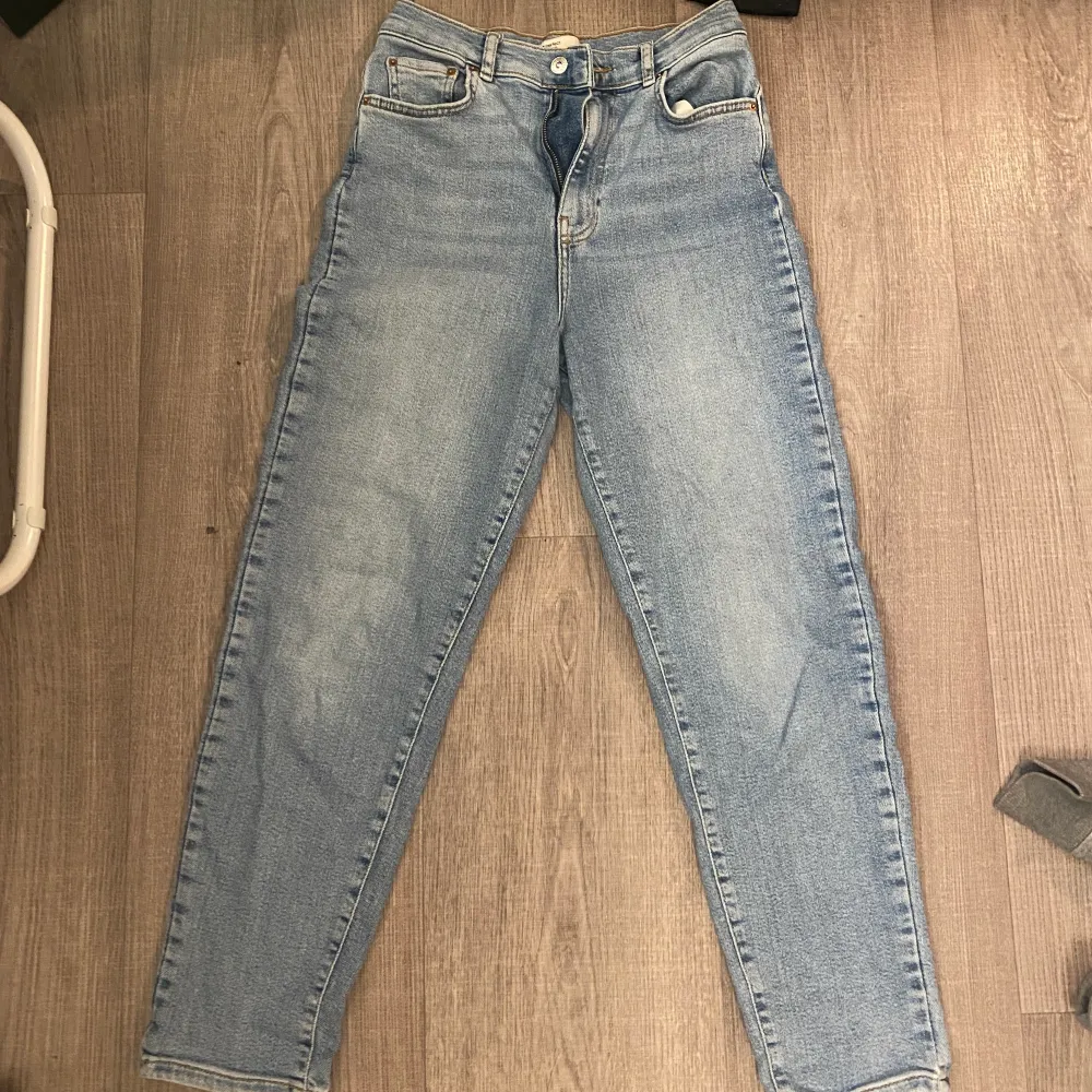 Jeans från ginatricot i strl 38, skinny men väldigt fin färg och tjockt bra material 💕. Jeans & Byxor.