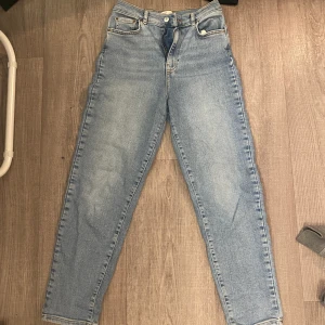 Jeans - Jeans från ginatricot i strl 38, skinny men väldigt fin färg och tjockt bra material 💕
