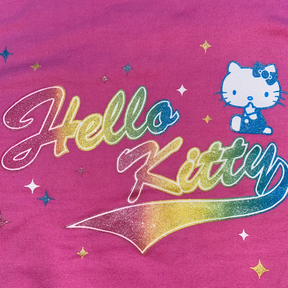 Jättesöt äkta hello kitty tshirt 💞 den är i jättebra skick, endast använd fåtal gånger. Sitter som en M 🤍. T-shirts.