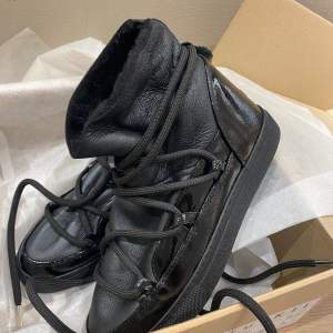 Populära iniukii skon! ”Sneaker Gloss Black” i storlek 40! Köpt i vintras, använd max 4 gånger och är i nyskick 🙌🏼 Köpta för 2899kr, pris kan diskuteras vid snabb affär 🧸