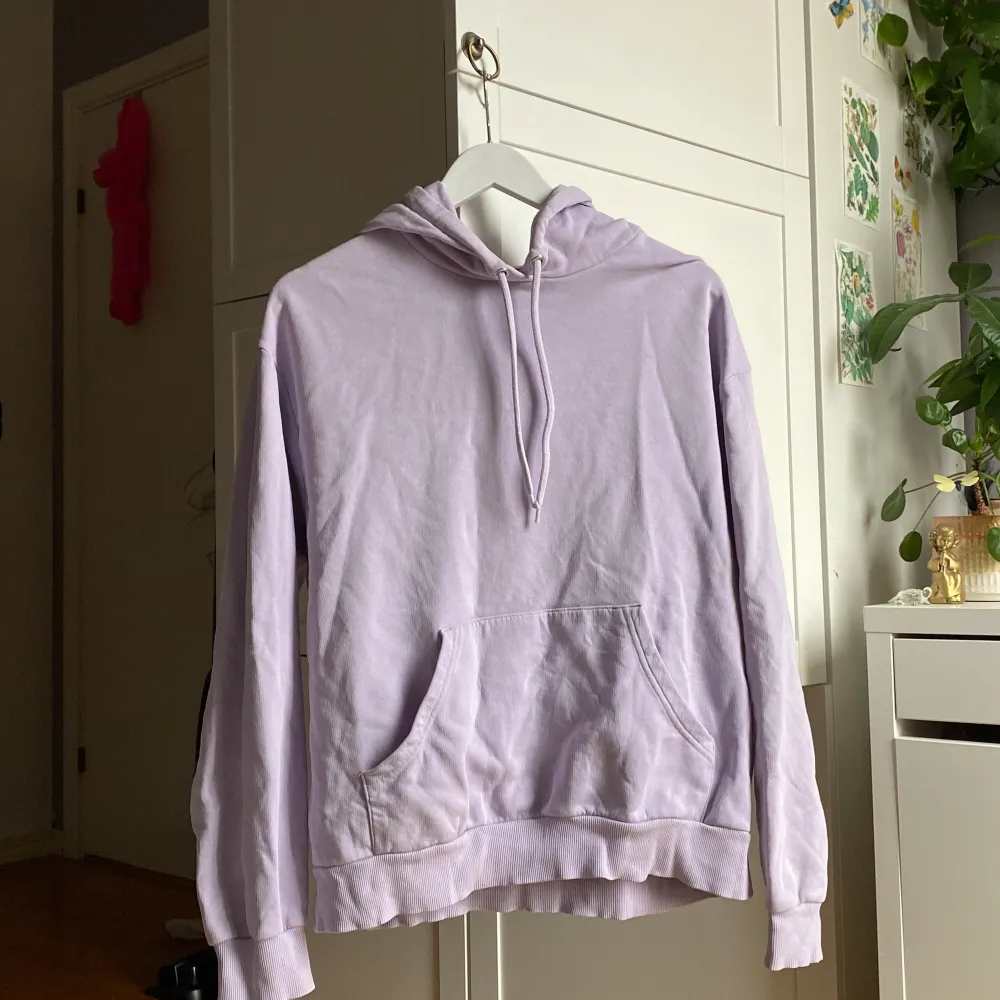 Säljer min lila pastellhoodie från Monki då den tyvärr inte kommer till användning längre. Hoodien har tyvärr en liten fläck som var där när den köptes, däremot syns den knappt och annars är hoodien som ny! . Hoodies.