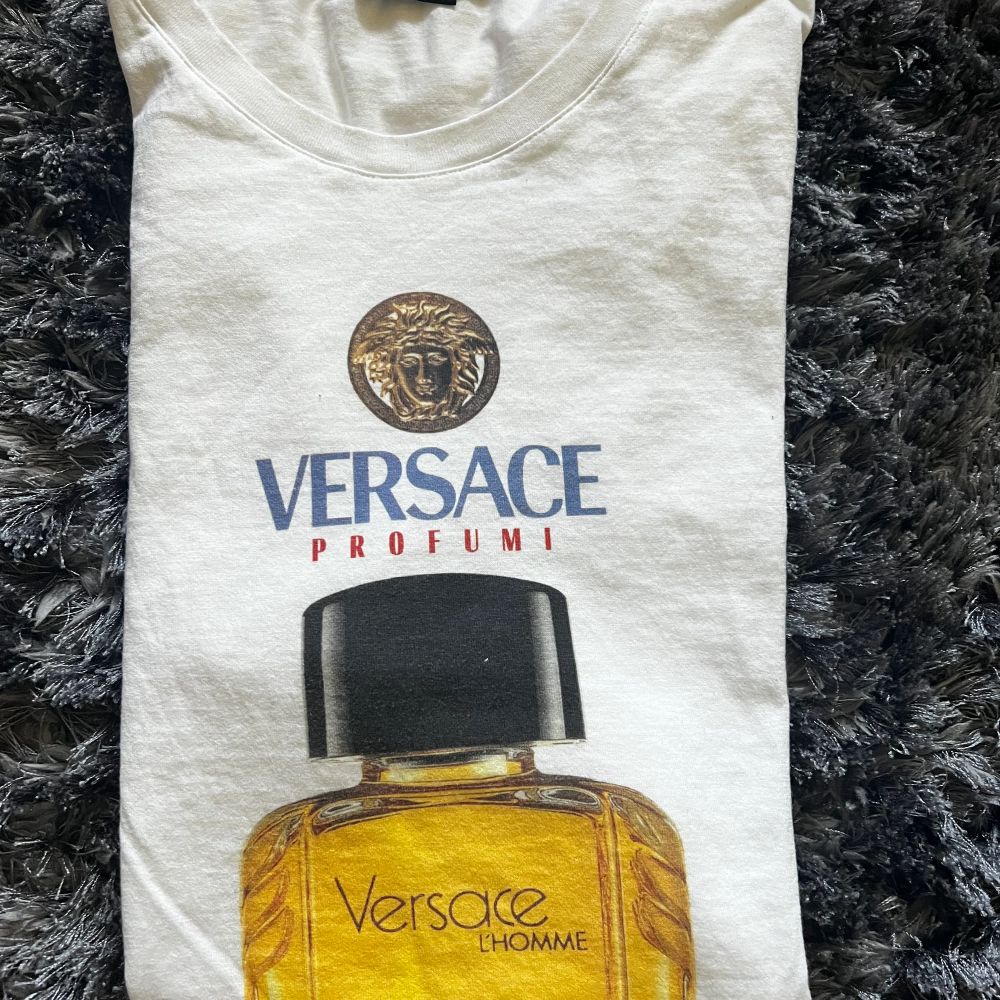 Vit Versace TShirt - Versace | Plick Second Hand