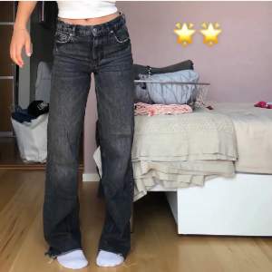 Säljer ett par grå midwaist zara jeans med raka/vida ben. Superfina men för stora för mig. Storlek 38 och passar 36/38❤️ inga defekter! Långa!! Går o klippa av. 