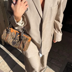 Djerf Avenue Forever Blazer OAT XS - Säljer denna fina blazer från Djerf Avenue (storlek XS). Har bara använt den en gång så den är fortfarande i toppskick. Skriv till mig om du vill ha fler bilder eller om du vill köpa.