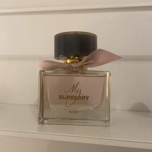  My burberry blush  Öppnad och testad en gång, jag fick den idag så den är helt ny. Den innehåller 90 ml så värdet ligger på cirka 1200 kr 