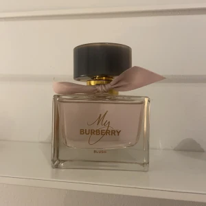 Burberry parfym  -  My burberry blush  Öppnad och testad en gång, jag fick den idag så den är helt ny. Den innehåller 90 ml så värdet ligger på cirka 1200 kr 