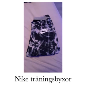 Nike träningsbyxor - Säljer dessa fina träningsbyxor från Nike❤️säljer för att ja inte längre använder dom🥰Köparen står för frakt!