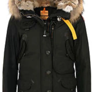 Parajumper  - Modell: Doris  Storlek: M men passar även S Använt 1 vinter  Sitter tight Köptes för ungefär 9 500:-