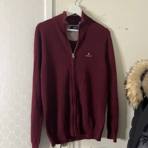 Gant - Gant tröja i vinröd färg 