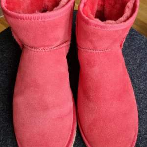 Skor från Ugg (Orignal). Använd, men utan anmärkning.  Storlek: 40,    Material: Ull/Mocka,    knappt använd