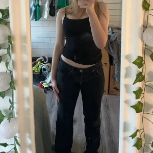 zara jeans mid straight - säljer mina zara jeans som är köpta här på Plick, sitter baggy och lågmidjat på mig som i vanliga fall har 38, inga defekter utan vill köpa nytt 🫶🏼