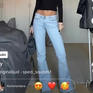 Zara lowwaist - Säljer mina populära slutsålda zara lowwaist som bl.a. blivit stora på tiktok, då jag tröttnat, sprättat upp dom där nere så de är långa på mig som är 174 med långa ben, man kan såklart klippa av dom eller sy upp dom om de skulle vara så💕