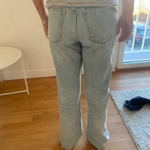 Blå Jean från zara - Jättefina blå Jean från zara som är lite oversized 💙