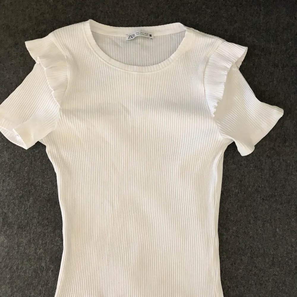 Säljer denna tröja från Zara. Samma modell som en annan tröja på mitt konto men i vit. T-shirten är i ett ribbat material och nästan oanvänd.  Skriv privat för mer information/bilder💗 Köpare står för frakt. . T-shirts.