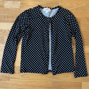 Comme des garcons x HM kofta - Skön Comme des garcons x HM kofta. Bra skick dock lite urtvättad men jag personligen tycker det ser snyggt ut.