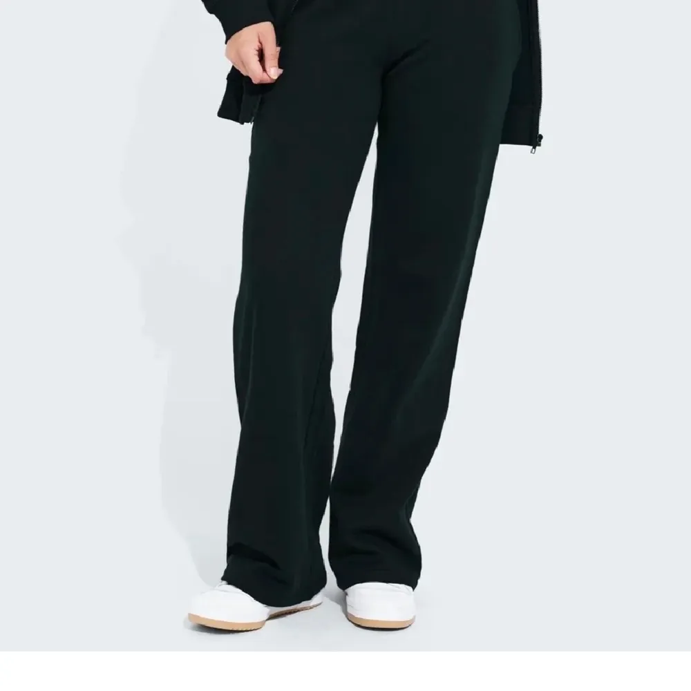 Helt oandvända svarta low waisted byxor från bikbok. Köpta från plick för 450 kr. Prislappen är på och i storlek L.  Skulle säga passar M/L. . Jeans & Byxor.