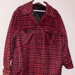 Rutig oversized jacka & other stories - Sjukt snygg oversized rutig jacka som passar till det mesta och skojar till en outfit. Kan mötas upp i Stockholms området, om du vill ha den skickad står du för frakten