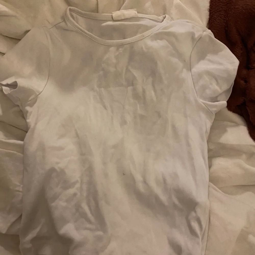 Säljer min vita T-shirt från Gina Tricot, Bara provad 2-3 gånger och aldrig använd❤️❤️. T-shirts.