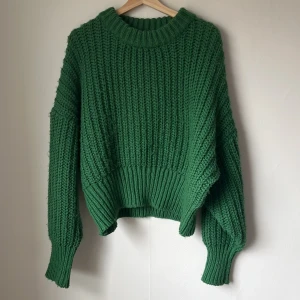 Grön stickad tröja - Grön fin stickad från hm! Storlek L, jag är S och har använt som lite oversize. Lite nopprig som lätt går att ta bort ✨